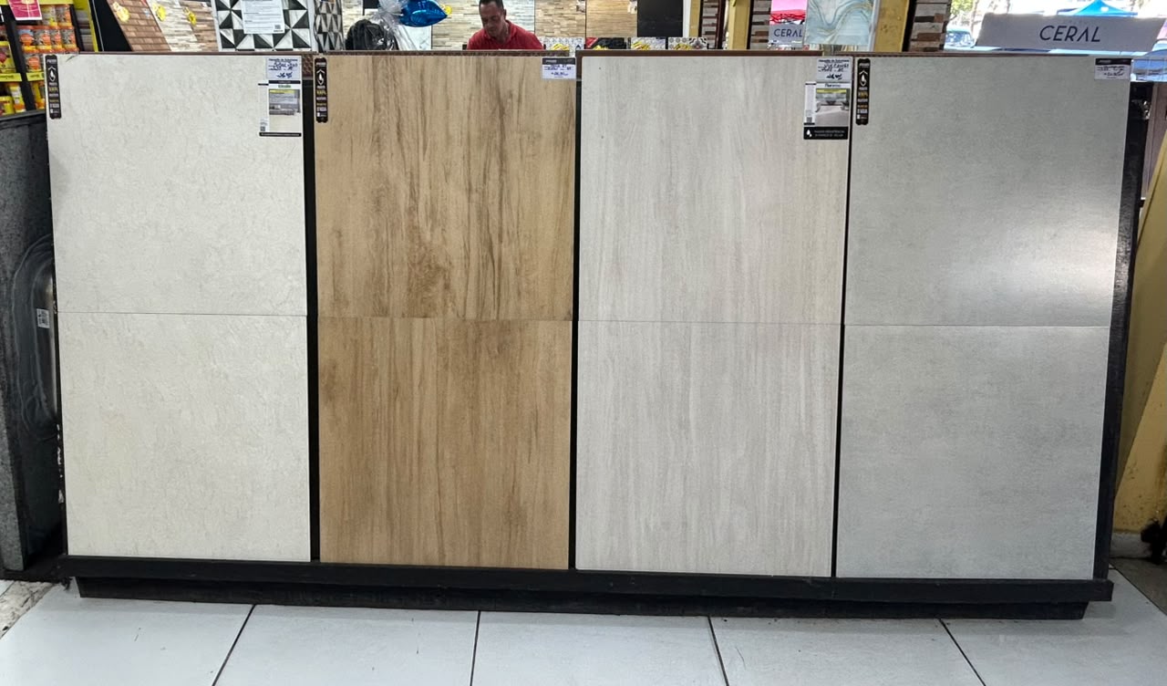 Mostruário com placas de porcelanato e revestimentos expostas na loja