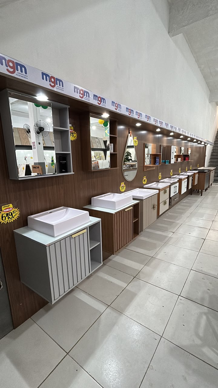 Corredor de gabinetes de banheiro com cubas, espelhos e etiquetas de promoção
